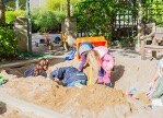 Barn leker i sandlådan på förskolan