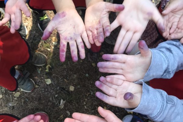 Förskolebarn smutsiga händer