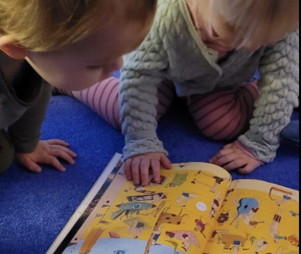 Förskolebarn läser bildbok