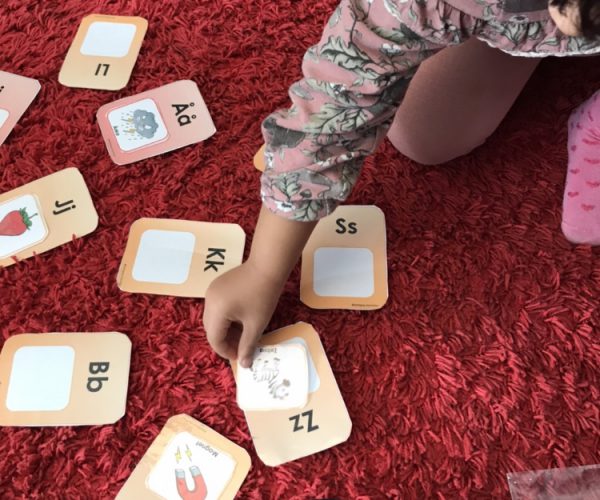 Förskolebarn leker med kort