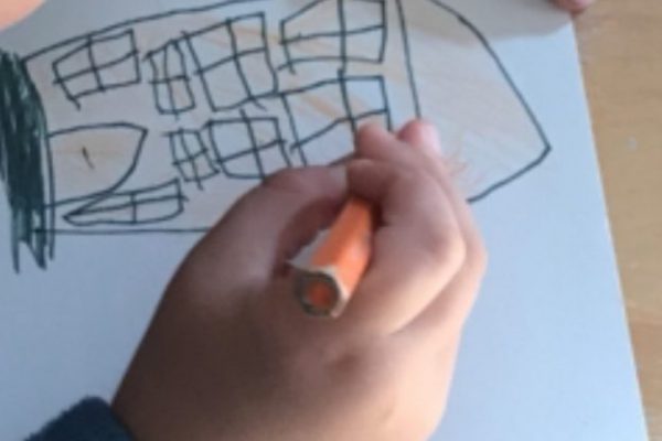 Förskolebarn målar med tuschpenna