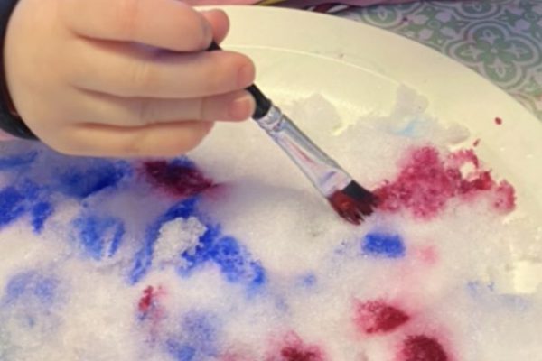 Förskolebarn målar med vattenfärg